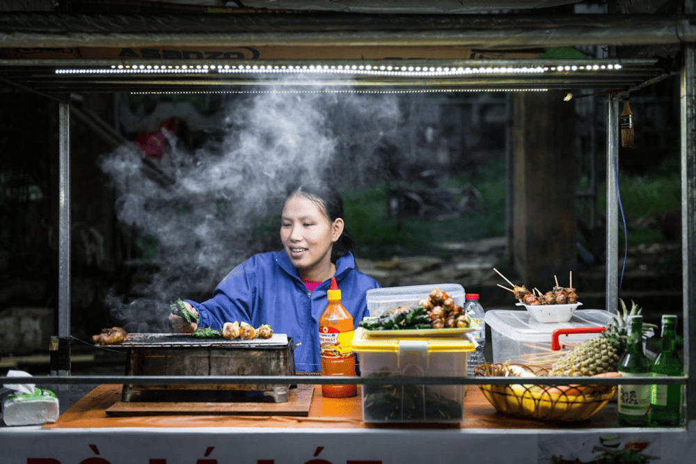 Bring cash for easy payment at the street food stalls in the market
